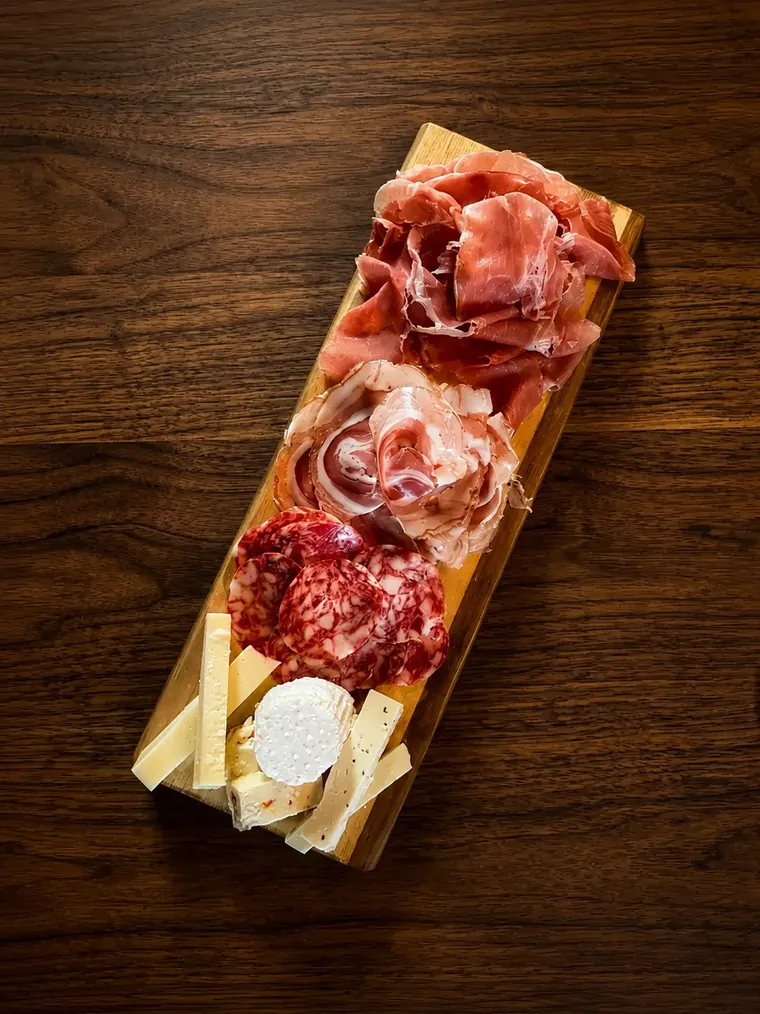 Tagliere di salumi e formaggi locali di Agri-K